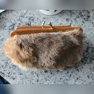 Kangaroo fur clutch